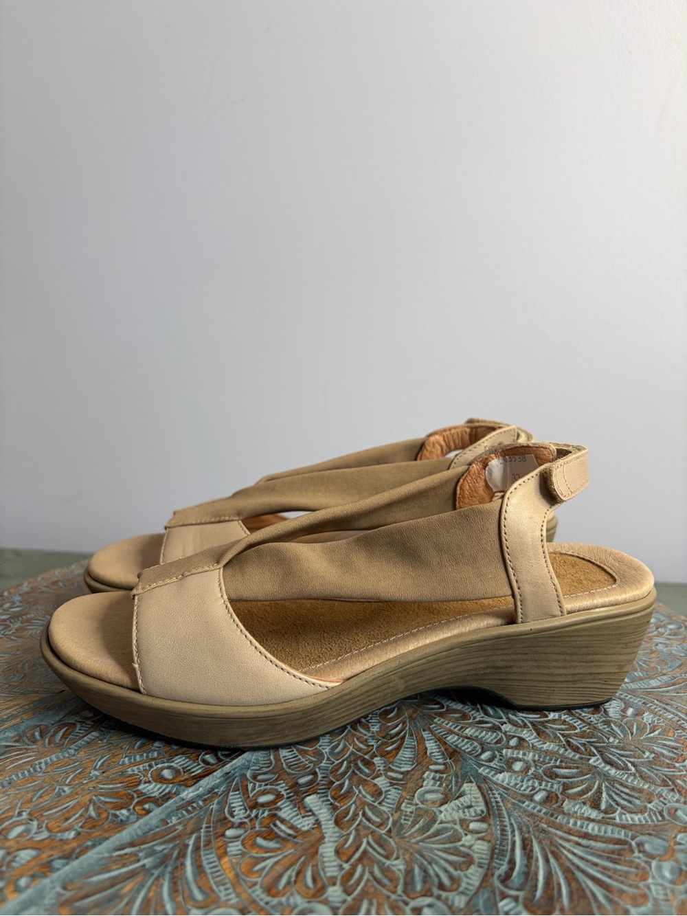 Brand New! Naot tan off white leather strap heeled sandals size 37